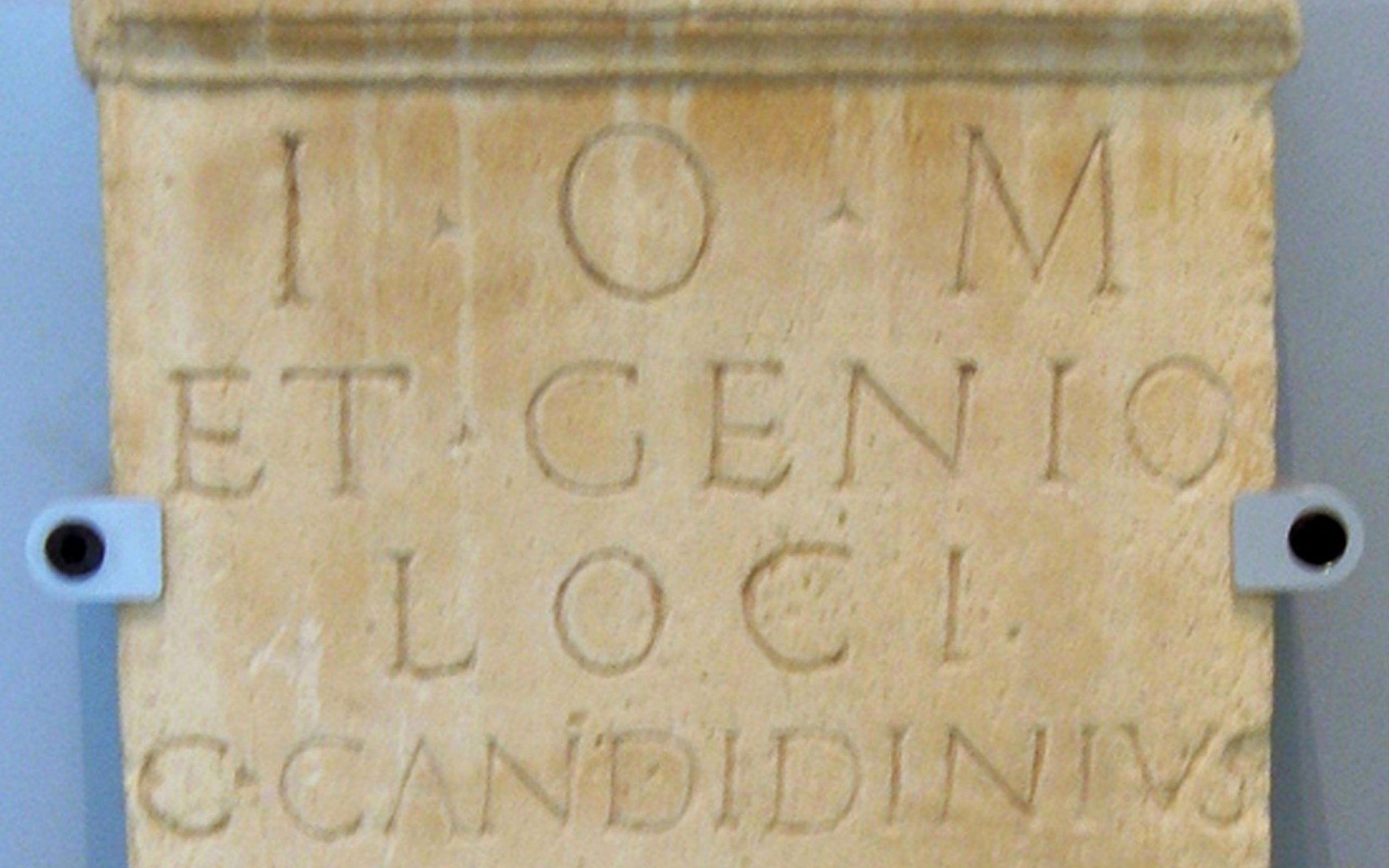 Votivstein für I(upiter) O(ptimus) M(aximus) und den Genius Loci, gestiftet von Gaius Candidinius Sanctus, Signifer der 30. Legion, für sich und die Seinen (CIL XIII, 8719). Museum Het Valkhof, Nijmegen