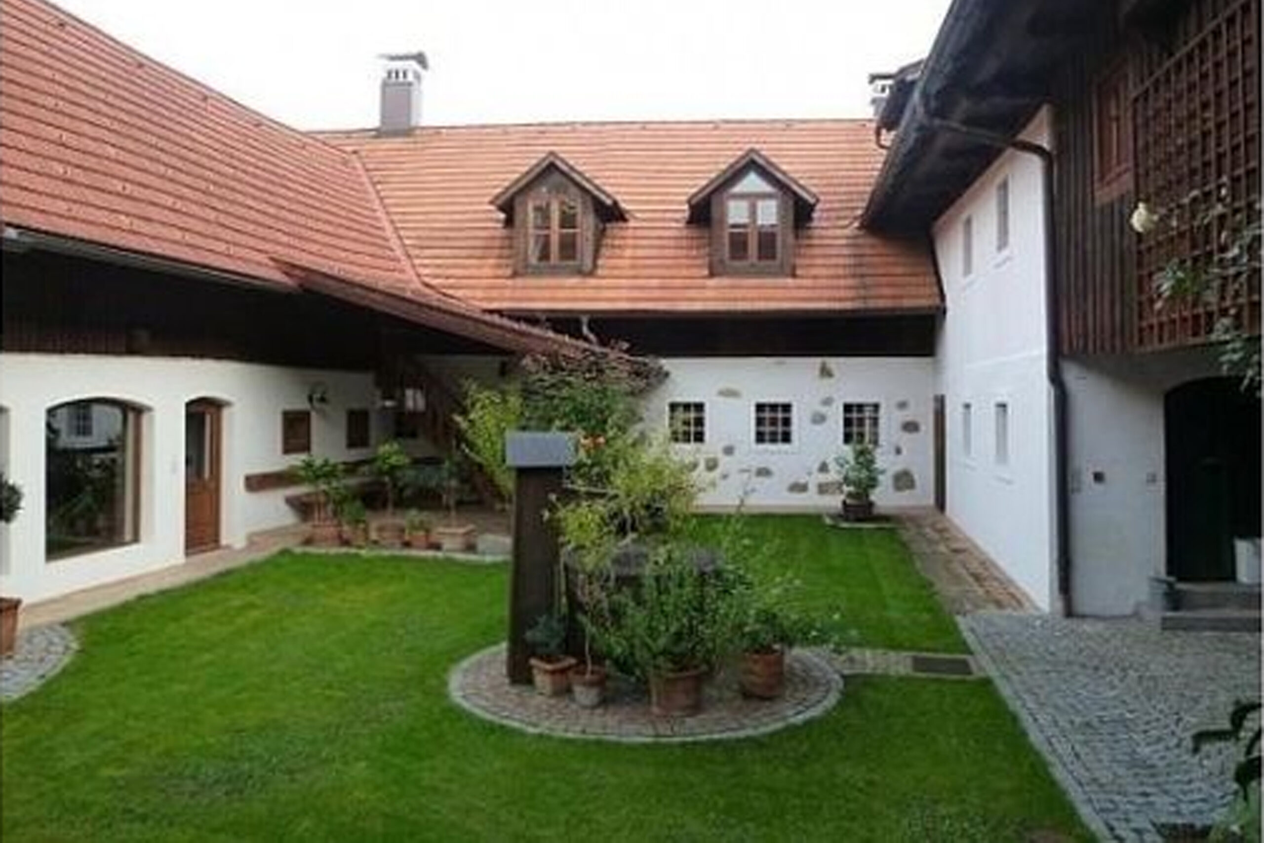 Hofmitte mit Brunnen