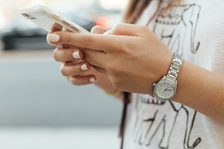 Bild Paul Hanaoka auf Unsplash Smartphone